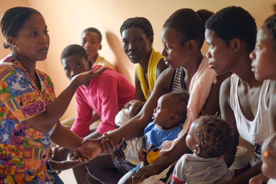 Mütter in Haiti bekommen Ratschläge von einer Helferin Mütter in Haiti bekommen Ratschläge von einer Helferin