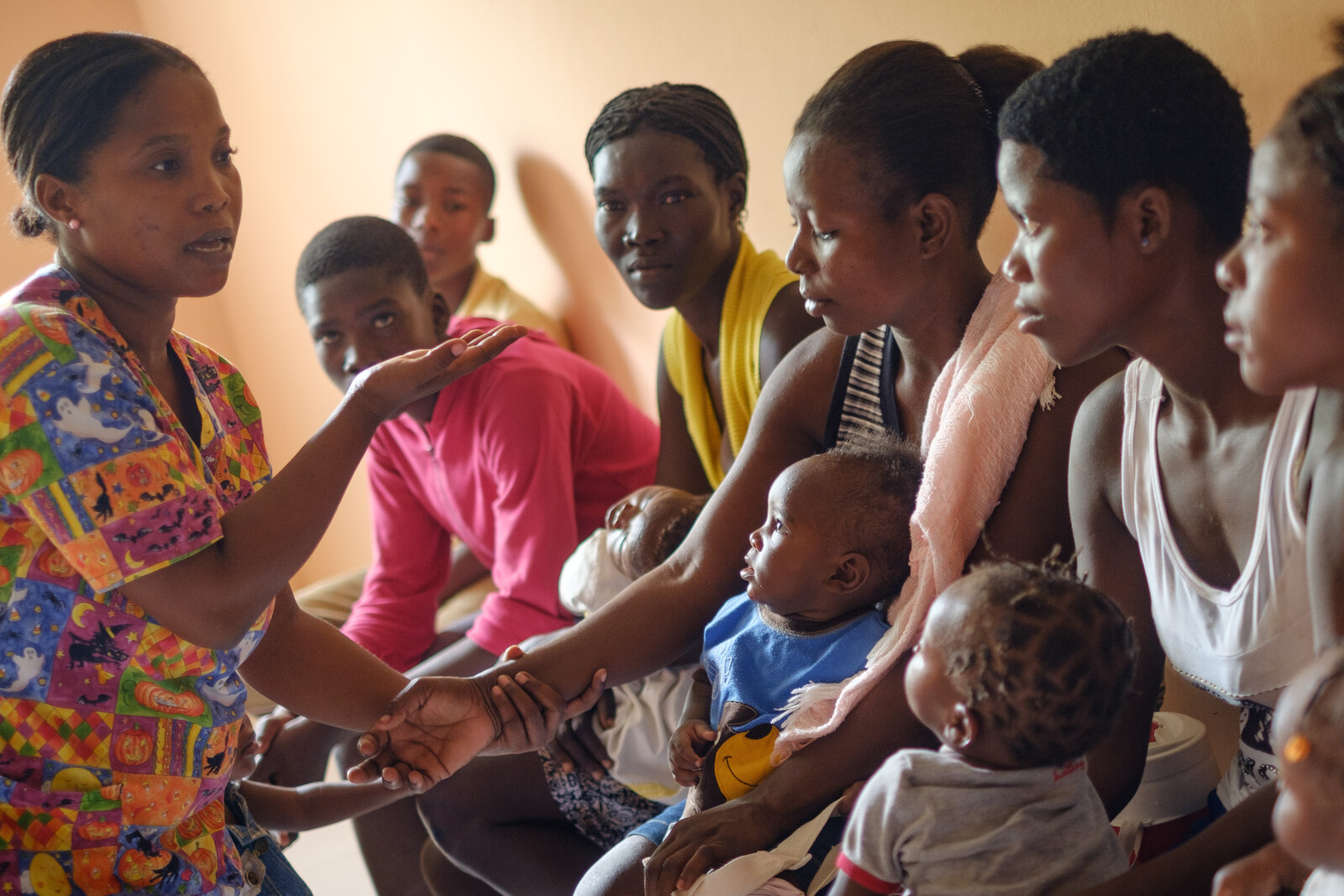 Mütter in Haiti bekommen Ratschläge von einer Helferin