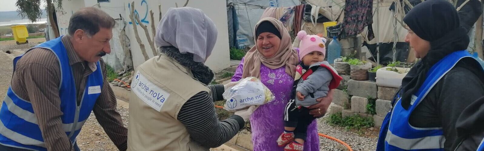 Zum Schutz vor Corona: Eine Frau und ihr Baby erhalten im Irak ein Hygieneset