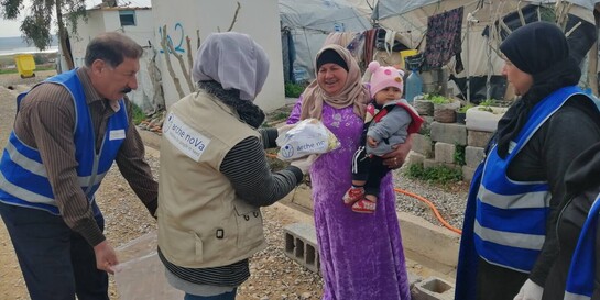 Zum Schutz vor Corona: Eine Frau und ihr Baby erhalten im Irak ein Hygieneset
