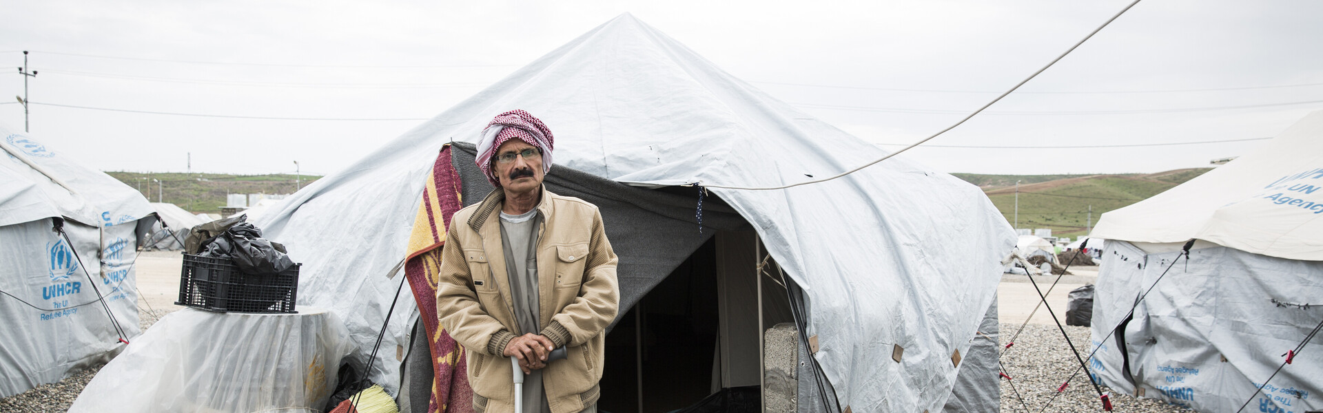 Seit der Offensive auf Mossul haben bereits mehr als zehntausend Menschen die Stadt verlassen und suchen Zuflucht in den Flüchtlingslagern im Nordirak. Ein älterer Mann steht vor einem der vielen Notunterkünfte von Aktion Deutschland Hilft.