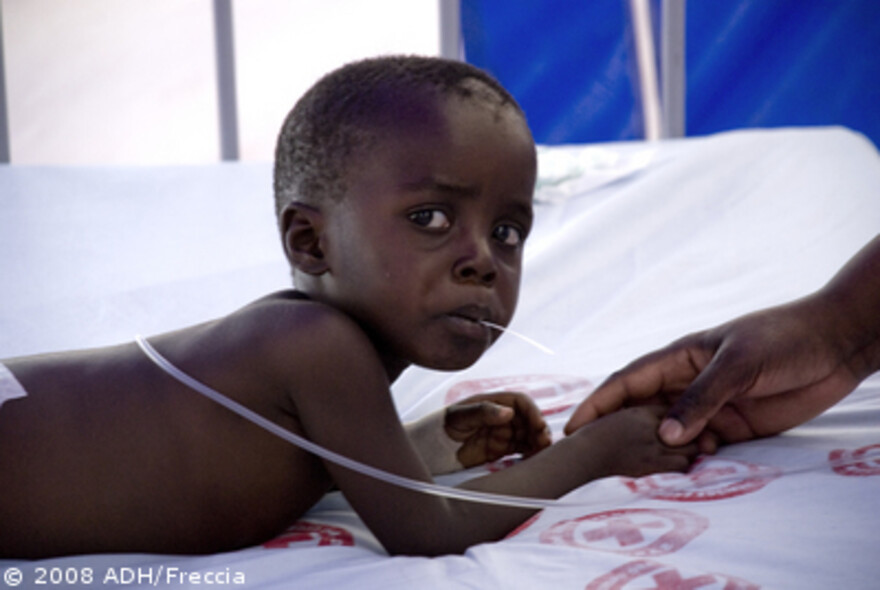 Cholera Simbabwe: Baby im Krankenhaus