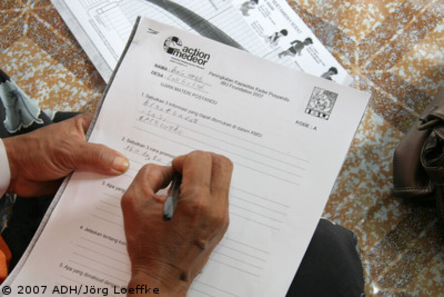 Tsunami-Hilfe Indonesien: In der Ausbildung befindliche Hebamme füllt einen Prüfungsbogen aus