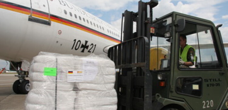 Zyklon in Birma: ADH Hilfsgüter werden zum Abtransport nach Birma verladen