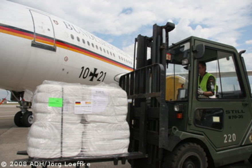 Zyklon in Birma: ADH Hilfsgüter werden zum Abtransport nach Birma verladen