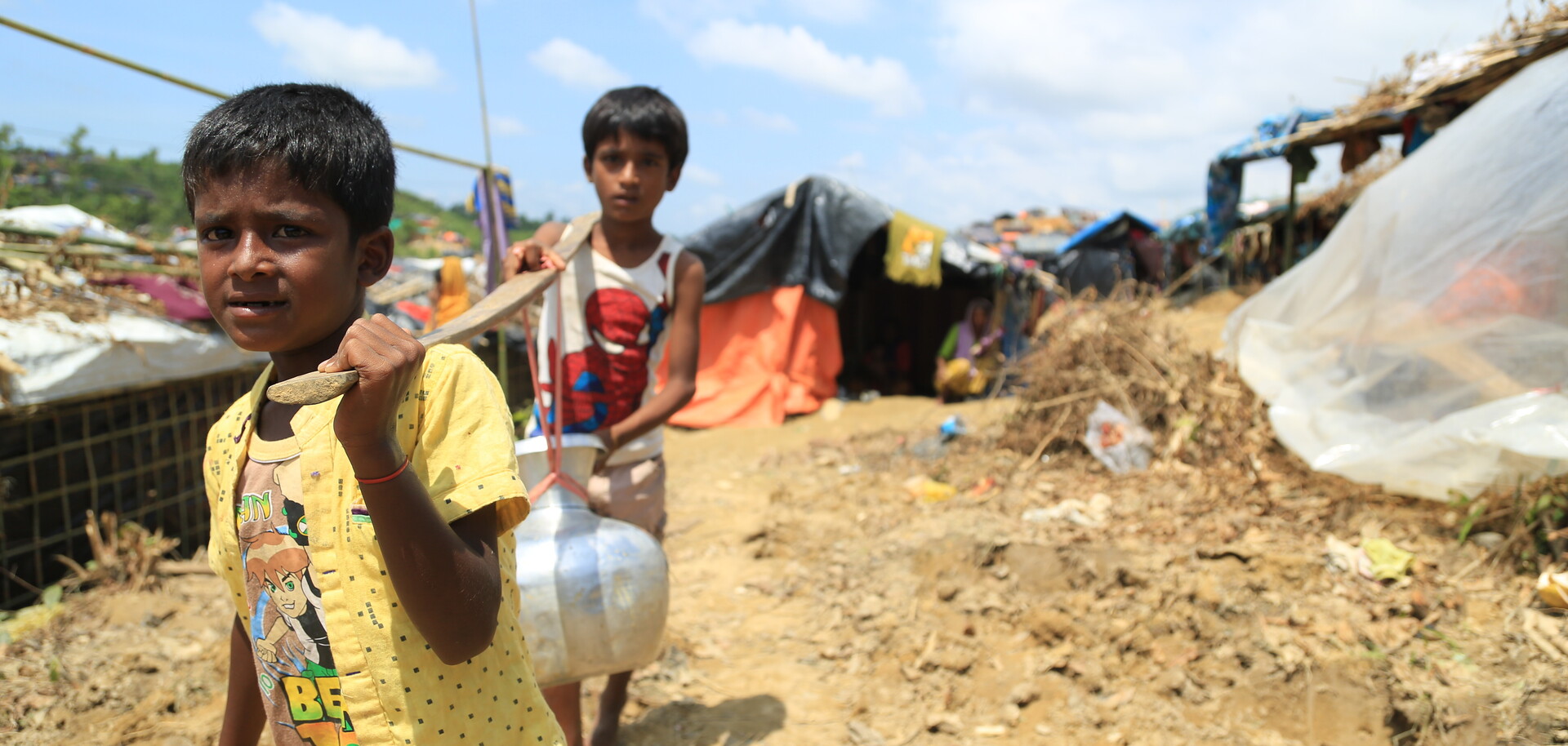 Zwei Jungen in einem der Flüchtlingscamps in Bangladesch Zwei Jungen in einem der Flüchtlingscamps in Bangladesch