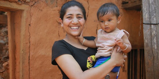 Eine Mutter in Nepal hält ihre Tochter auf dem Arm