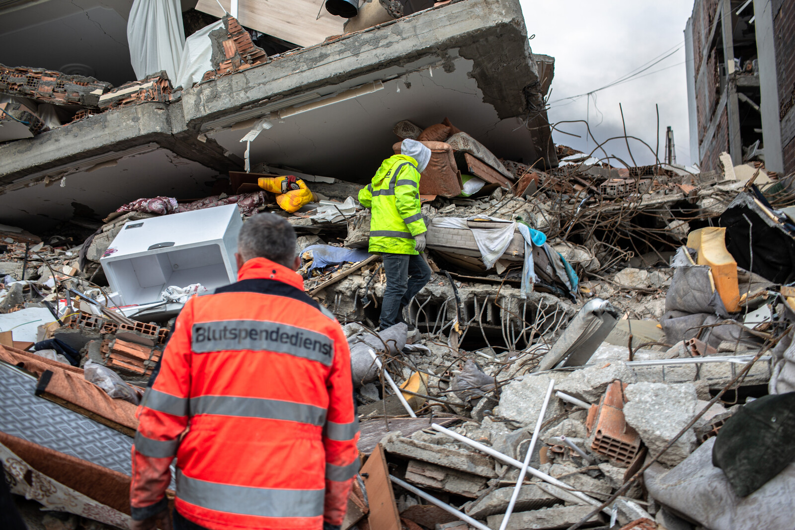 Helfer suchen in den Trümmern nach Überlebenden 