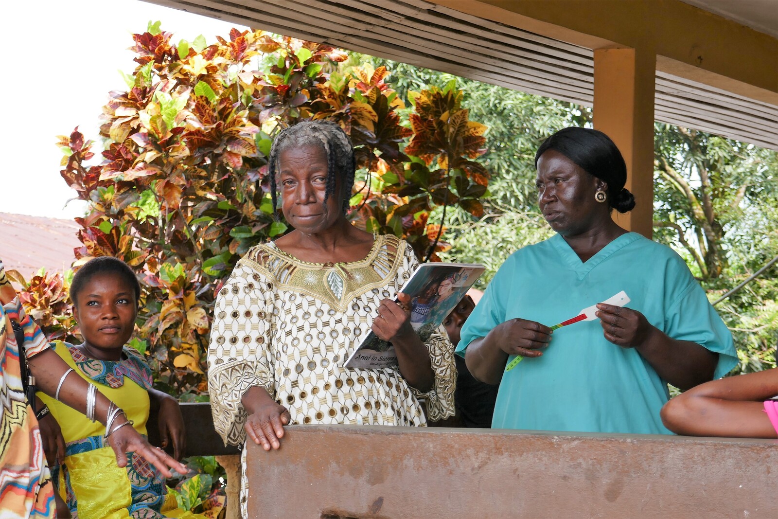 Hebamme und weitere Helferinnen in Sierra Leone