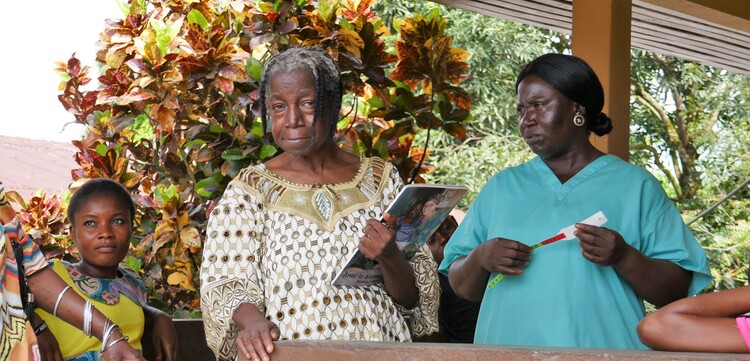 Hebamme und weitere Helferinnen in Sierra Leone Hebamme und weitere Helferinnen in Sierra Leone