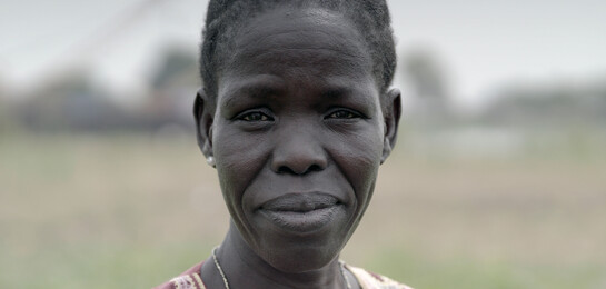 Eine Frau im Südsudan: Unser Bündnismitglied Johanniter unterstützt dort Menschen, die von der Landwirtschaft leben.