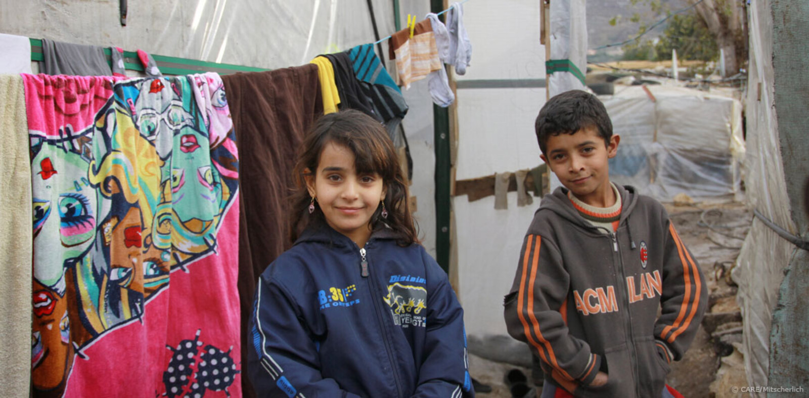 Zelt-Schule erneuern. Syrische Kinder in Minie, bei Tripoli: "Der Sturm hat unsere Zelt-Schule zerstört. Wir wünschen uns, dass es bald eine neue gibt und Spielsachen und dass es nicht mehr so kalt ist." 