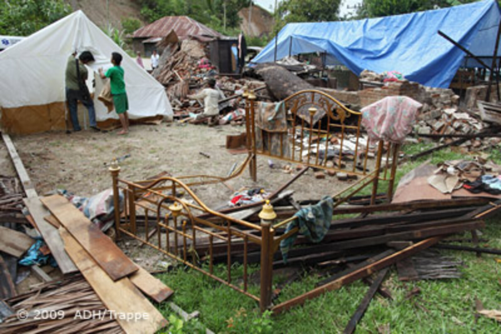 Katastrophen Südostasien: Zeltaubau mitten in der Zerstörung