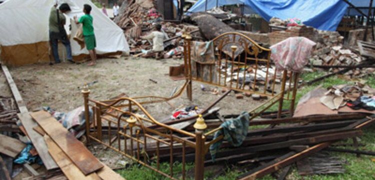 Katastrophen Südostasien: Zeltaubau mitten in der Zerstörung