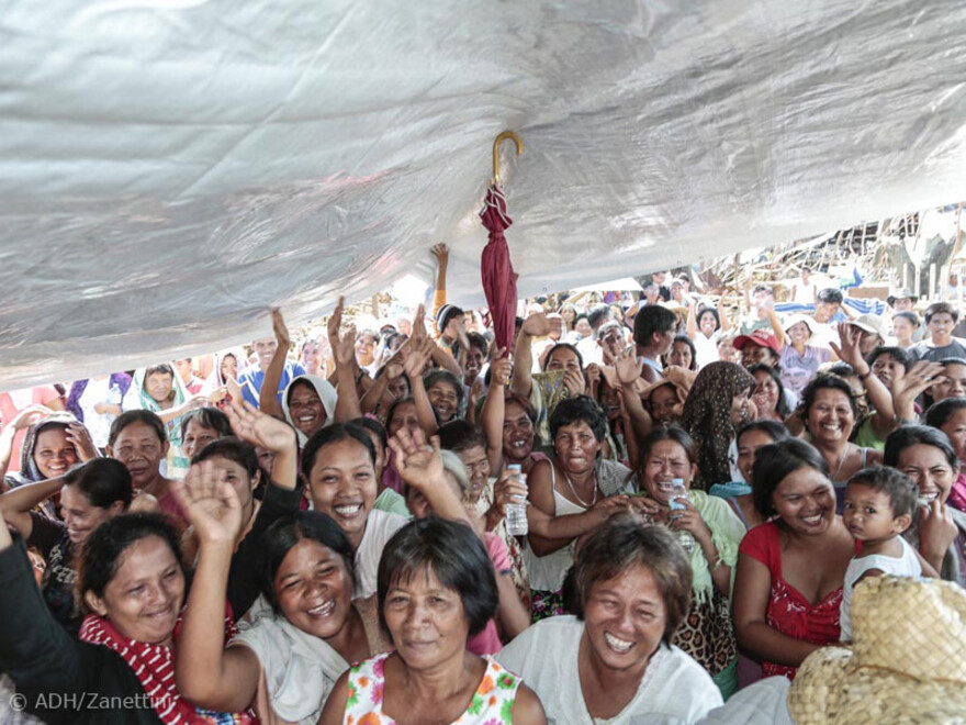 Diese Frauen freuen sich über die Plastikplanen, die von Habitat for Humanity verteilt wurden
