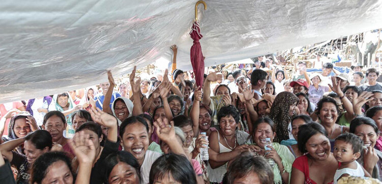 Diese Frauen freuen sich über die Plastikplanen, die von Habitat for Humanity verteilt wurden