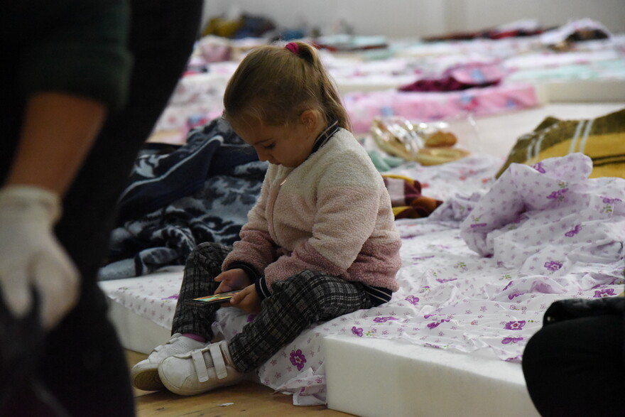 Ein Mädchen in einer Notunterkunft nach dem Erdbeben in Albanien