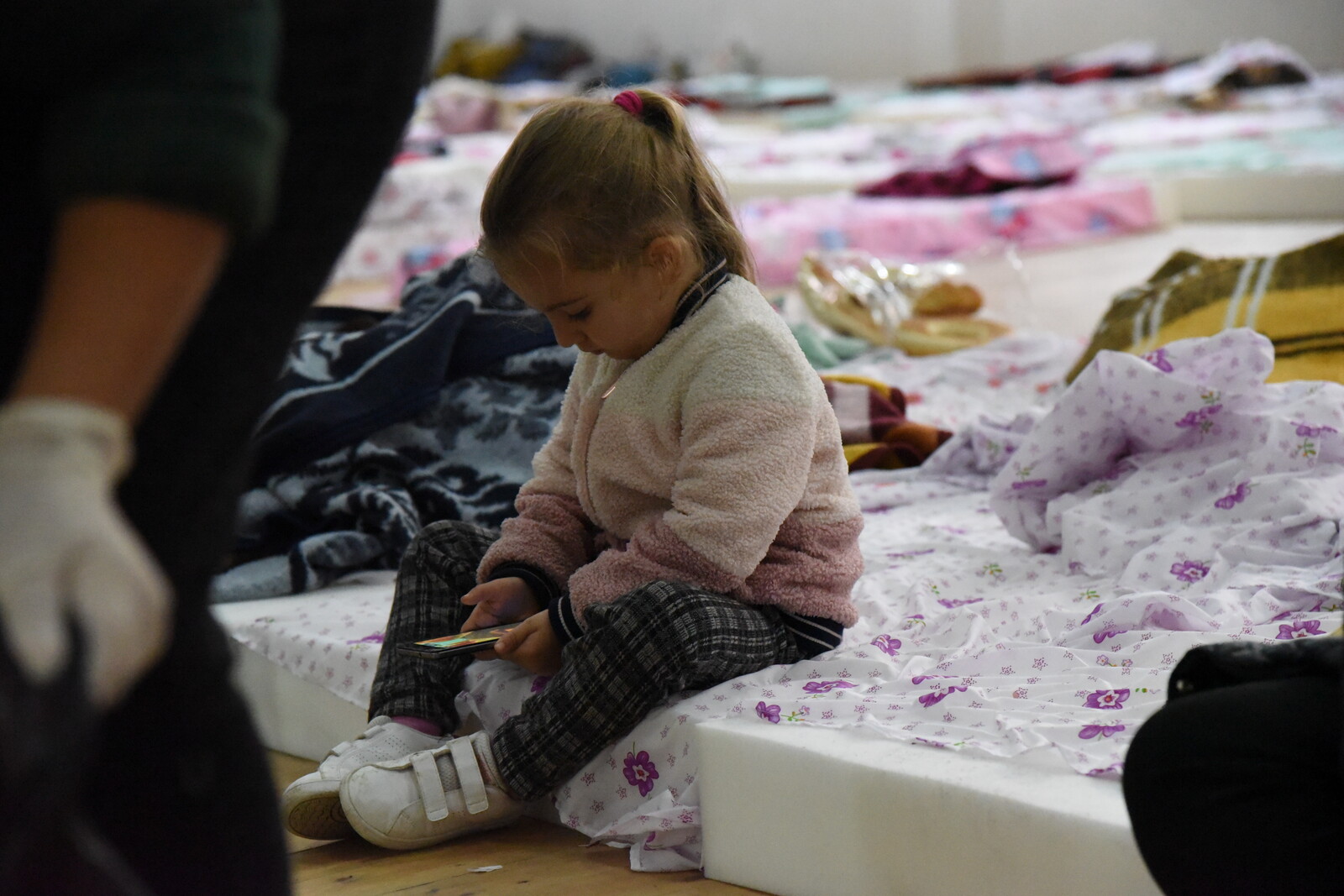 Ein Mädchen in einer Notunterkunft nach dem Erdbeben in Albanien