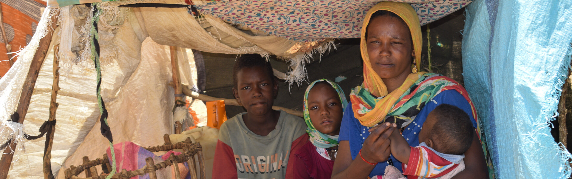 Eine geflüchtete Familie aus dem Sudan in einer Notunterkunft 