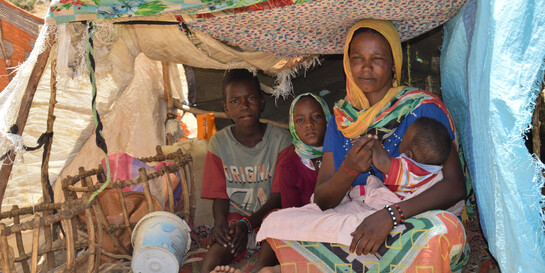 Eine geflüchtete Familie aus dem Sudan in einer Notunterkunft 