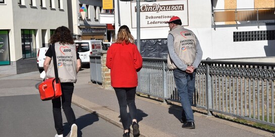 Mitarbeitende der Hilfsorganisation Arbeiterwohlfahrt sind im Ort Windhausen unterwegs