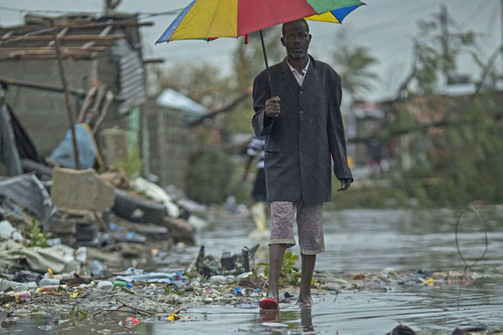 Ein Mann in Mosambik, inmitten von Zerstörung nach Zyklon Idai