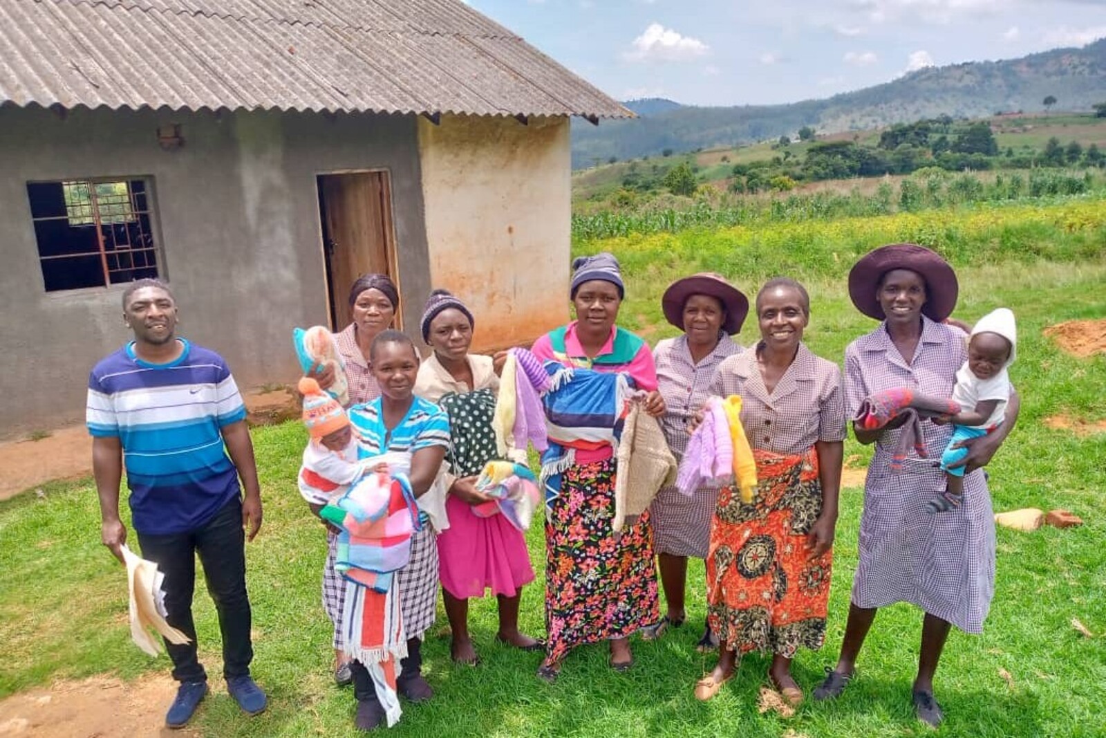 Frauen, Kinder und Männer bei einem Hilfsprojekt in Simbabwe