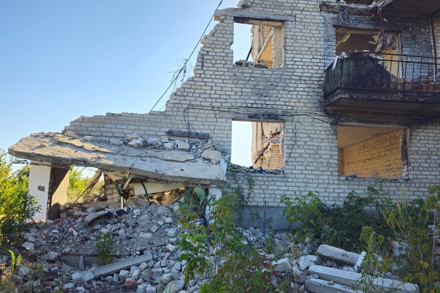 Ein zerstörtes Wohnhaus in der Ukraine
