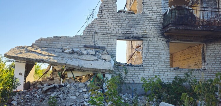 Ein zerstörtes Wohnhaus in der Ukraine