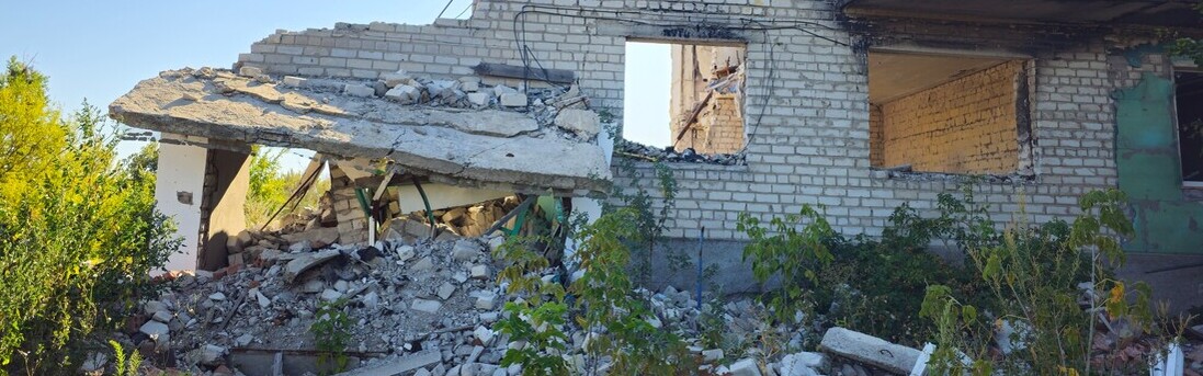Ein zerstörtes Wohnhaus in der Ukraine