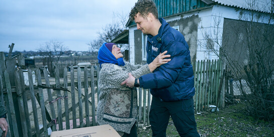 Ein Helfer der Organisation action medeor beliefert eine ältere Frau in der Ukraine mit Gasflaschen Ein Helfer der Organisation action medeor beliefert eine ältere Frau in der Ukraine mit Gasflaschen