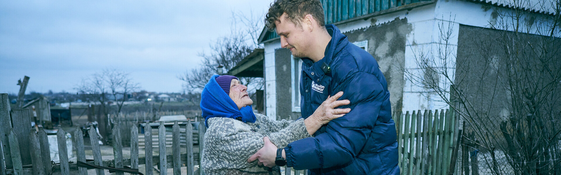 Ein Helfer von action medeor beliefert eine Frau in der Ukraine mit Gasflaschen Ein Helfer von action medeor beliefert eine Frau in der Ukraine mit Gasflaschen