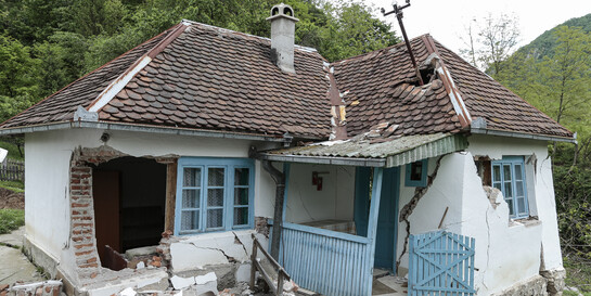Ein Haus ist nach einem Erdbeben zerstört.