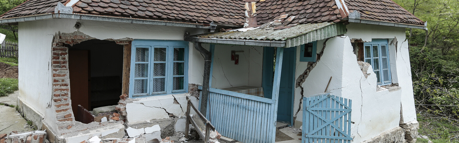 Ein Haus ist nach einem Erdbeben zerstört.