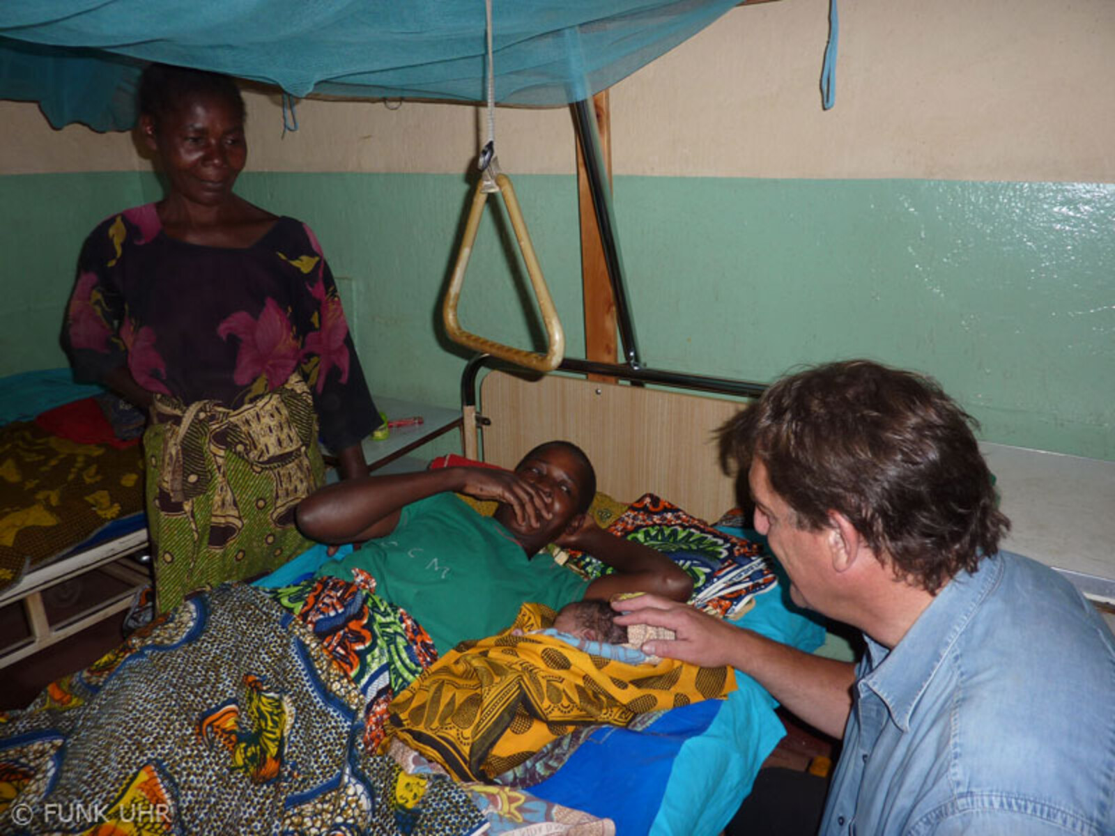Ein Arzt von „action medeor“ in der Mutter-Kind-Station
