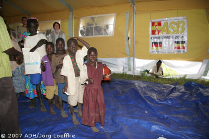 Flut Afrika: Kinder warten auf Sachspenden