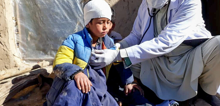 Ein verletztes Kind und ein Arzt in Afghanistan