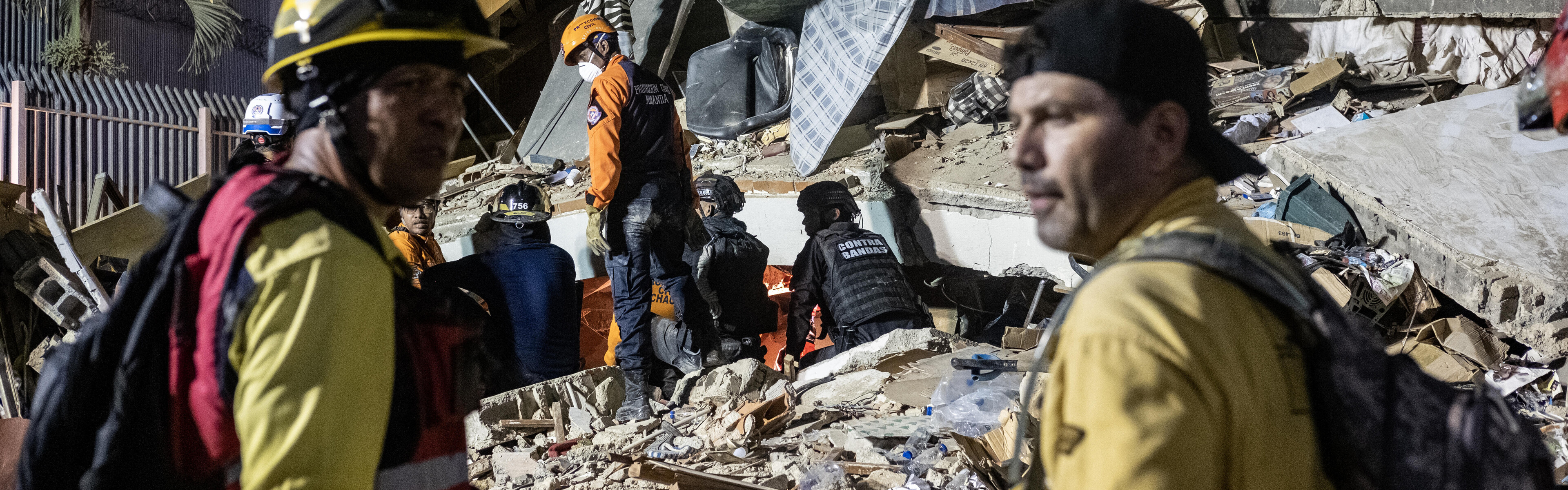Zwei Helfer stehen nach dem Erdbeben in Venezuela vor einem zerstörten Gebäude Zwei Helfer stehen nach dem Erdbeben in Venezuela vor einem zerstörten Gebäude