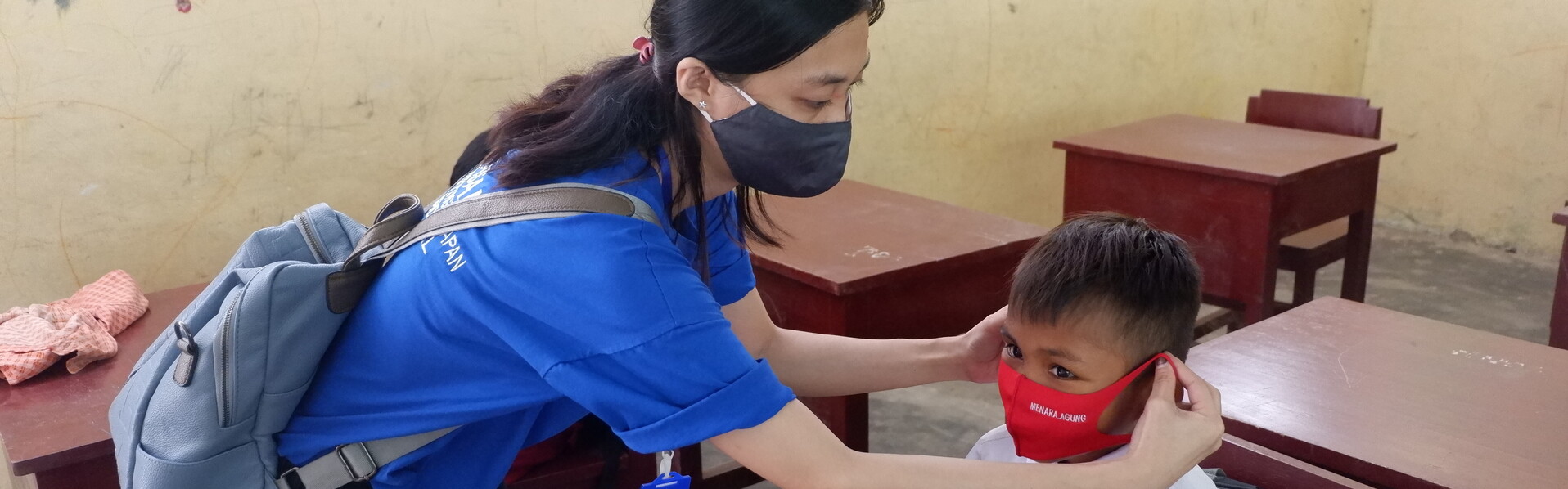 In einer Schule in Indonesien tragen die Kinder Atemschutzmasken, um das Corona-Virus einzudämmen