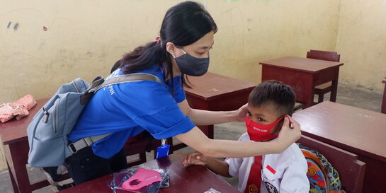 In einer Schule in Indonesien tragen die Kinder Atemschutzmasken, um das Corona-Virus einzudämmen