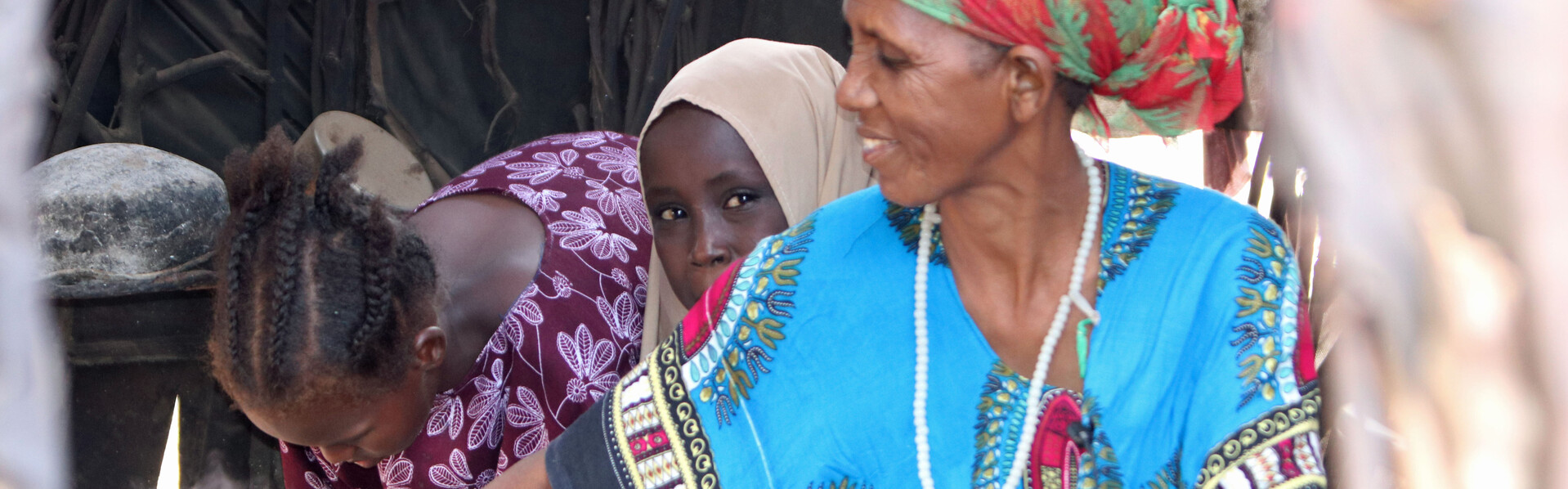 Islamic Relief versorgt zum Kurban-Fest die Ärmsten der Welt mit Lebensmitteln: Kulmiye in Kenia kocht für ihre Familie, während ihr zwei der Töchter helfen 