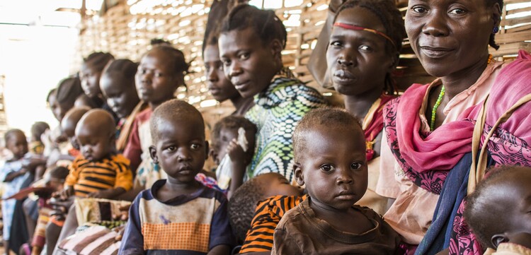 Frauen mit ihren Kindern im Südsudan Frauen mit ihren Kindern im Südsudan