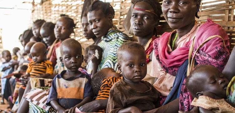 Frauen mit ihren Kindern im Südsudan Frauen mit ihren Kindern im Südsudan