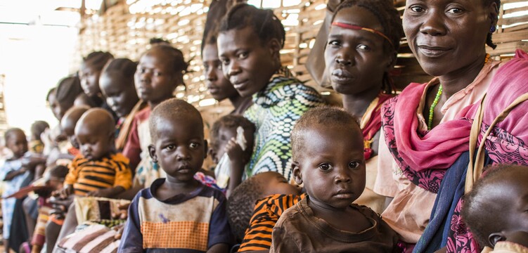 Frauen mit ihren Kindern im Südsudan Frauen mit ihren Kindern im Südsudan