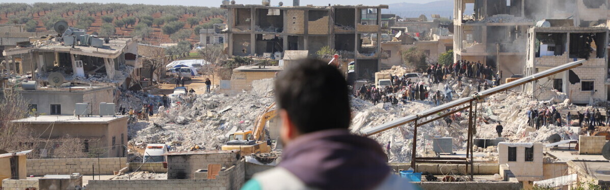 Ein Helfer der Malteser blickt auf die Zerstörung nach dem schweren Erdbeben in Syrien im Frühjahr 2023