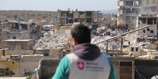Ein Helfer der Malteser blickt auf die Zerstörung nach dem schweren Erdbeben in Syrien im Frühjahr 2023