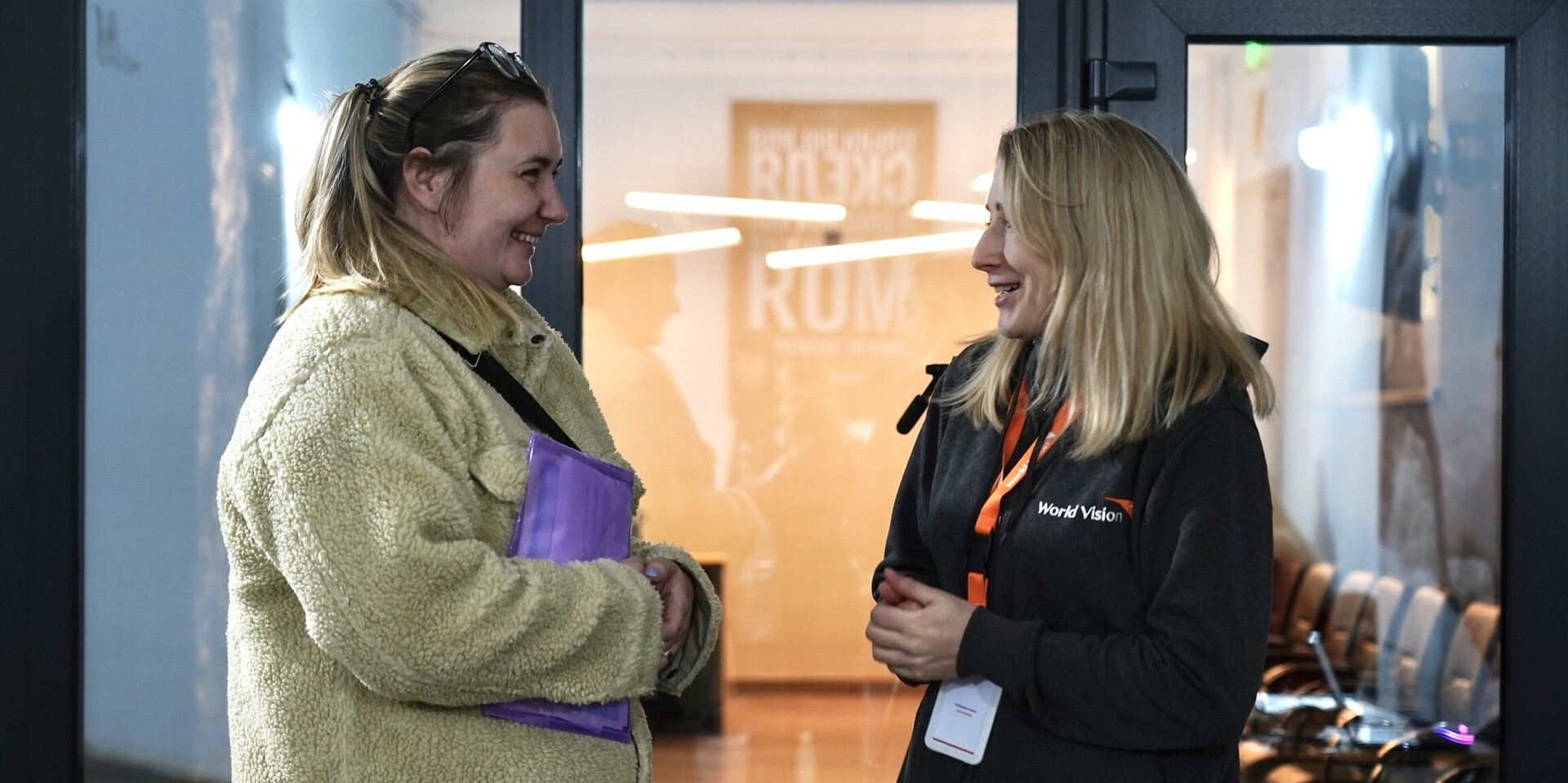 Eine Helferin von World Vision im Gespräch mit einer Frau aus der Ukraine Eine Helferin von World Vision im Gespräch mit einer Frau aus der Ukraine