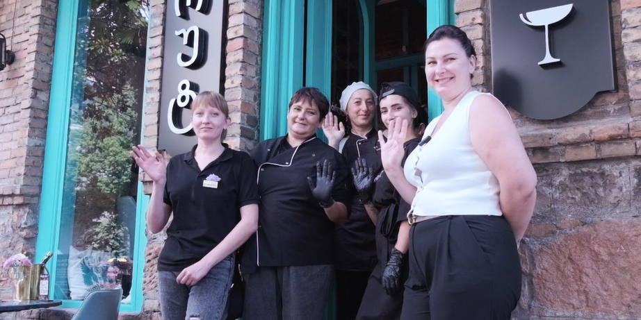 Alina Bolbat mit ihrem Team vor dem Restaurant in Georgien