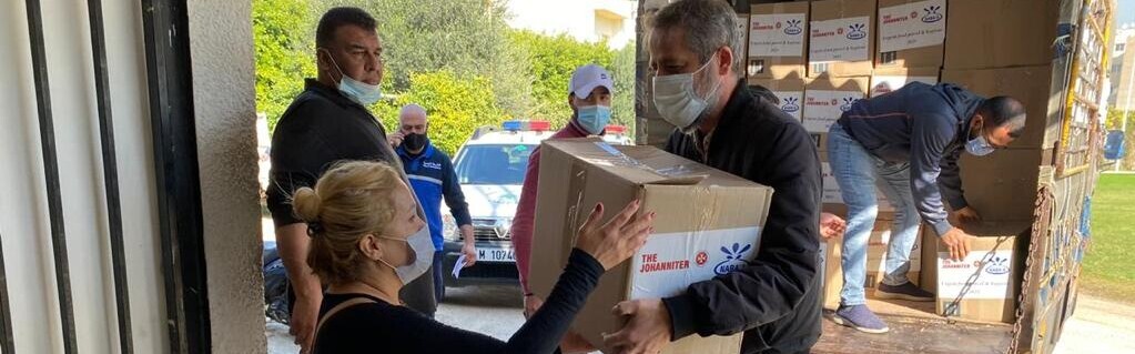 Eine Frau im Libanon nimmt Hilfsgüter von den Johannitern entgegen