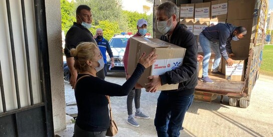Eine Frau im Libanon nimmt Hilfsgüter von den Johannitern entgegen